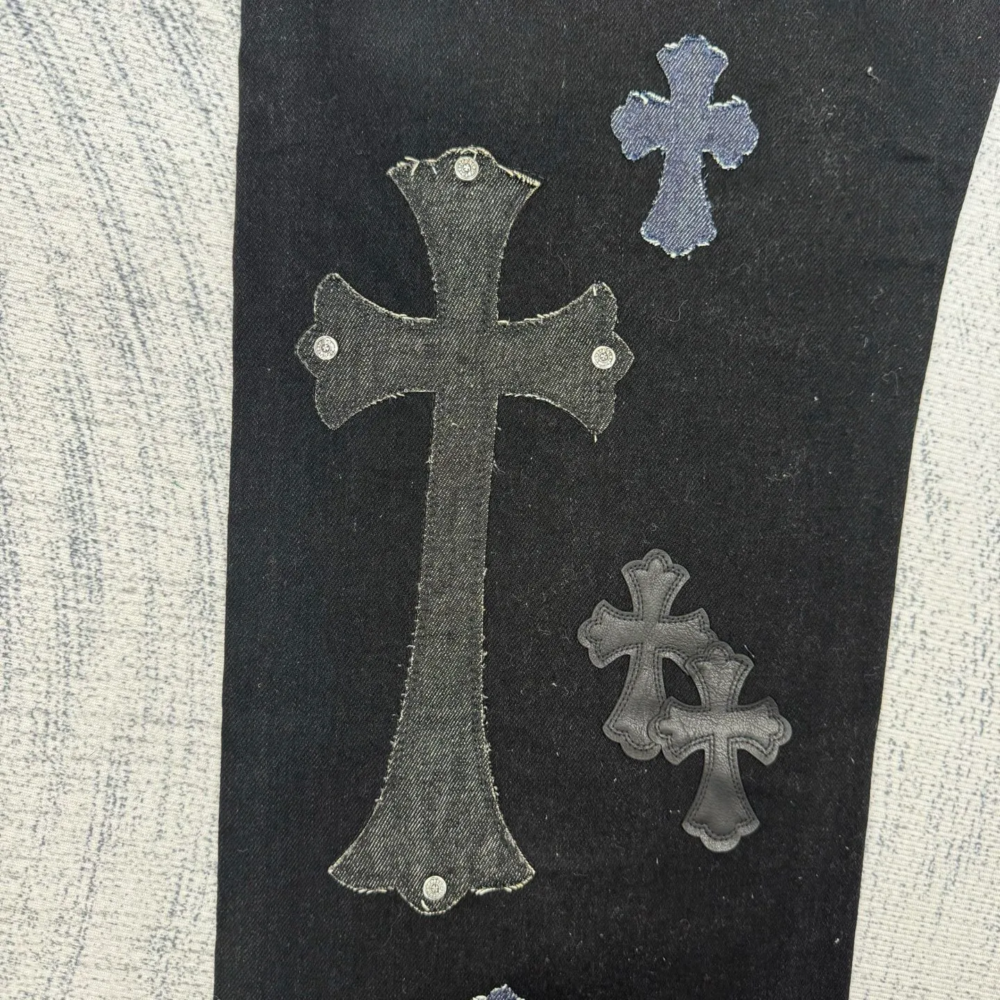 P750 Chrome Heart CH hardware washed and spliced ​​cow king jeans Size: 30/32/34/36/38 Use genuine levis502 as the base plate. Purchase the original version at 5W. Heavy washing, frayed and distressed, customized cowhide cross. After dyeing, it will be fixed and will not fade. Full right-angle fit and hand-cranked embroidery threading, a total of 5 small silver nails on the whole body, 1 silver medal and 5 Cross Scout flower buttons. The silver content is 85%. It is not made of 925 silver because the silver content is too high and it will easily turn black and oxidize, which affects the appearance. The printing adopts the garment screen water slurry printing process.